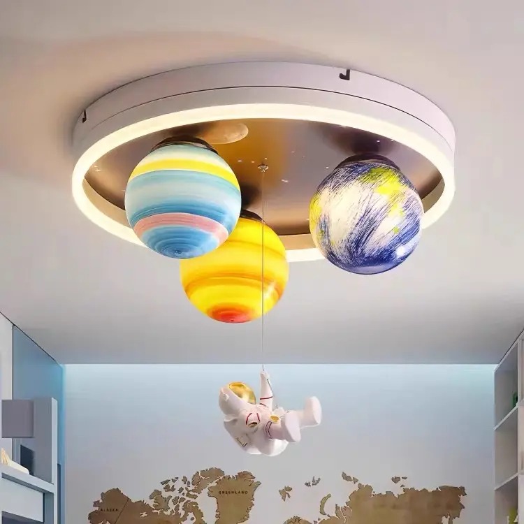 żyrandol z planetami i asutronautą