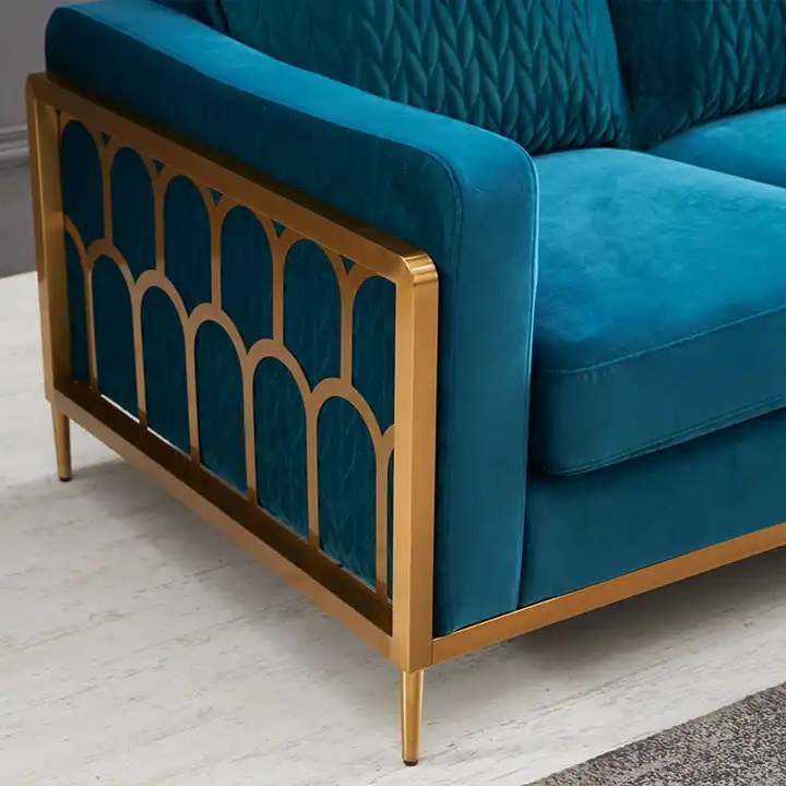 turkusowa sofa na złotym stalażu