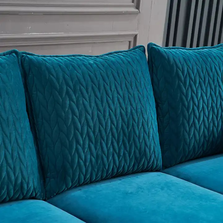 turkusowa sofa na złotym stalażu