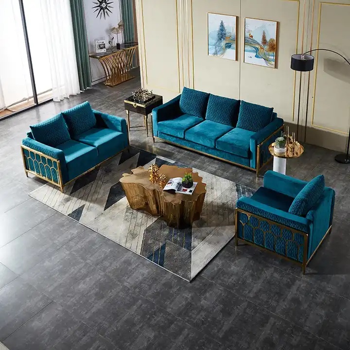 turkusowa sofa na złotym stalażu