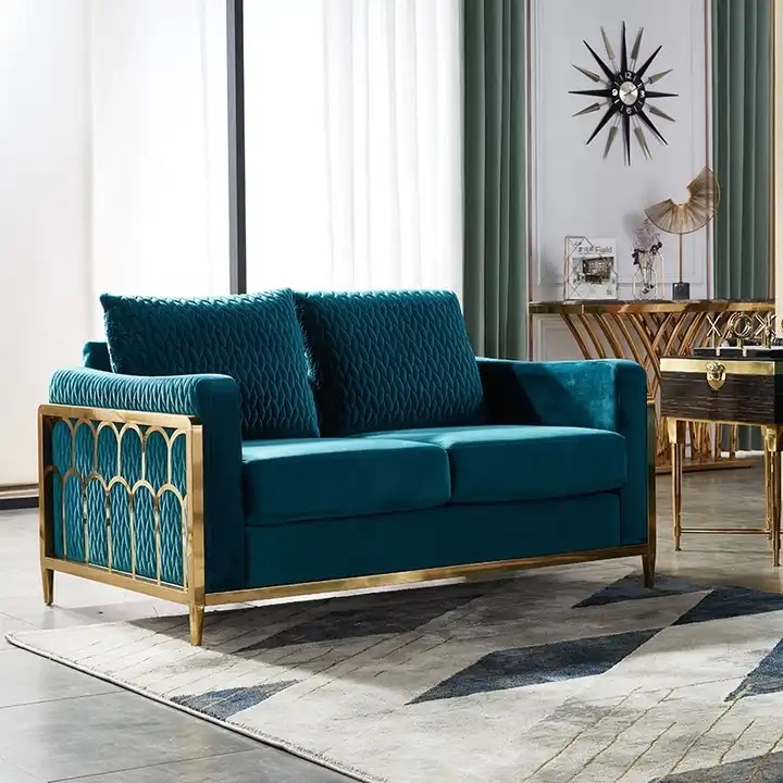 turkusowa sofa na złotym stalażu
