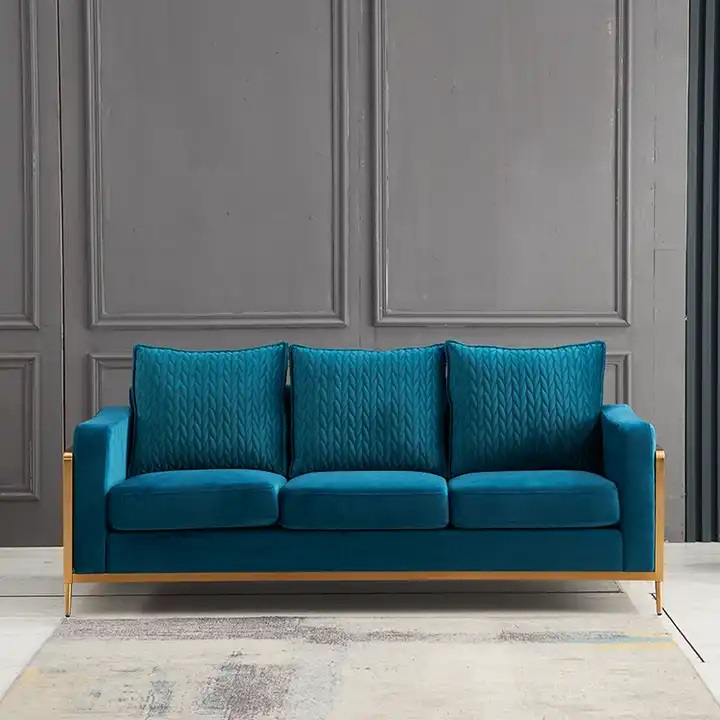 turkusowa sofa na złotym stalażu